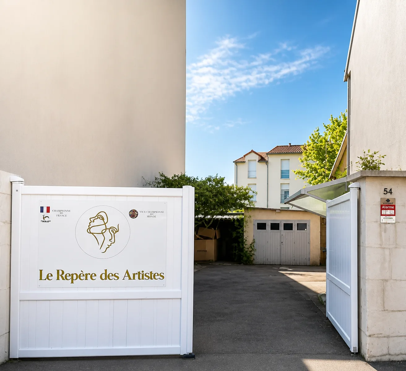 L'entrée du salon Le Repère des Artistes, 54 Route de Gençay à Poitiers