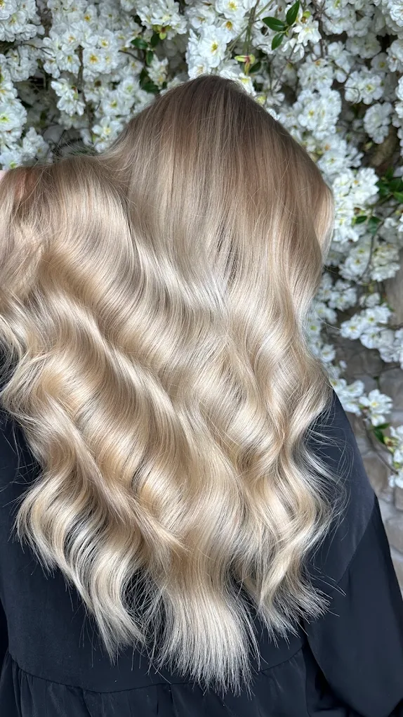 Balayage blond ondulé au Repère des Artistes, Poitiers