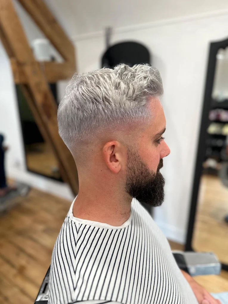 Dégradé homme sur cheveux gris, barbe fournie, au Repère des Artistes, Poitiers